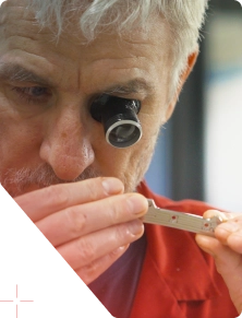 Ouvrier travaillant dur une pièce avec précision